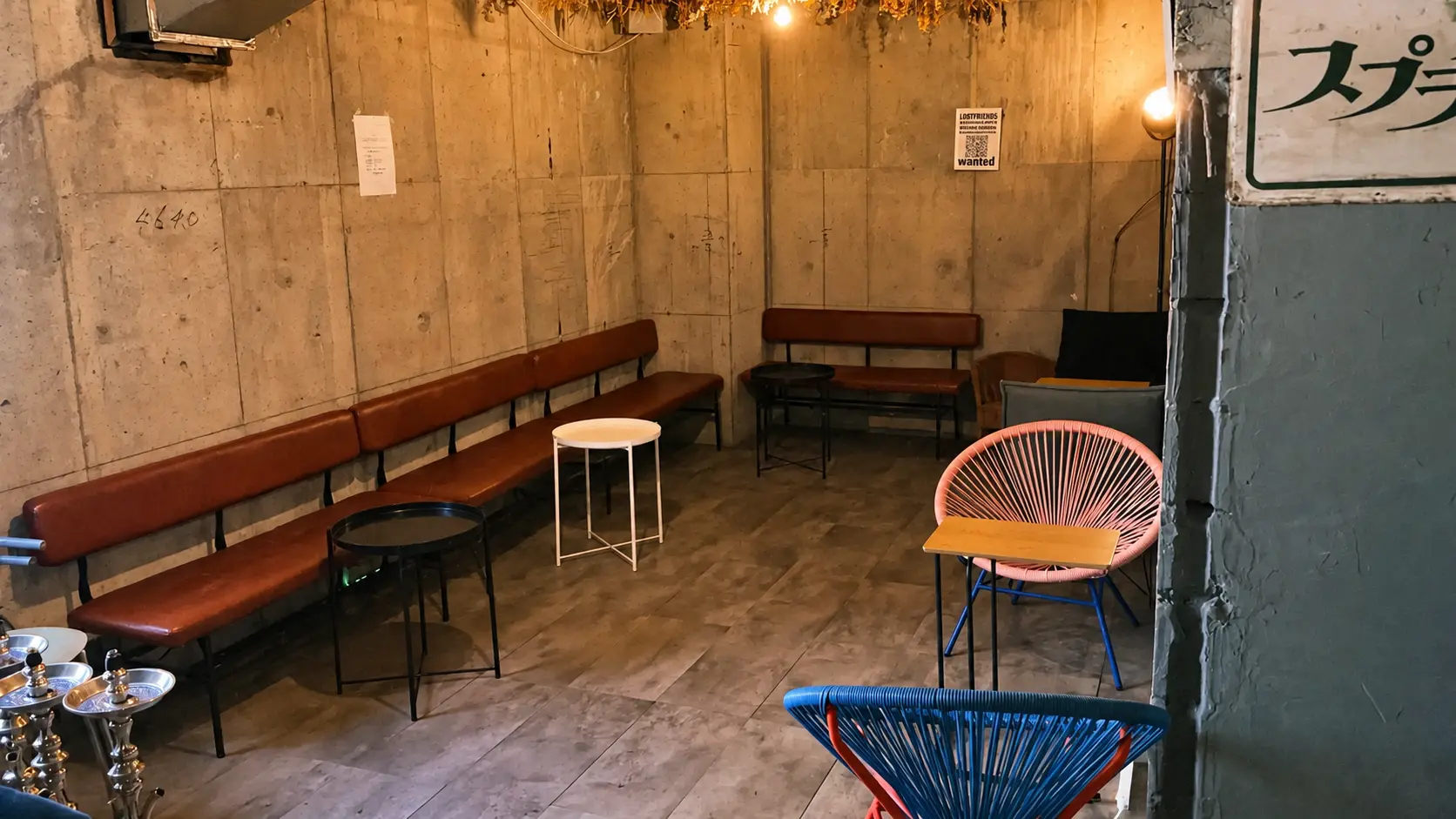 カラフルな椅子とソファ席が並ぶungr.の店内